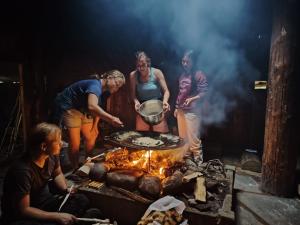 Volunteers preparing traditional food Photo