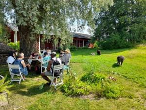 Volunteers chatting in the Äijälä garden. Photo